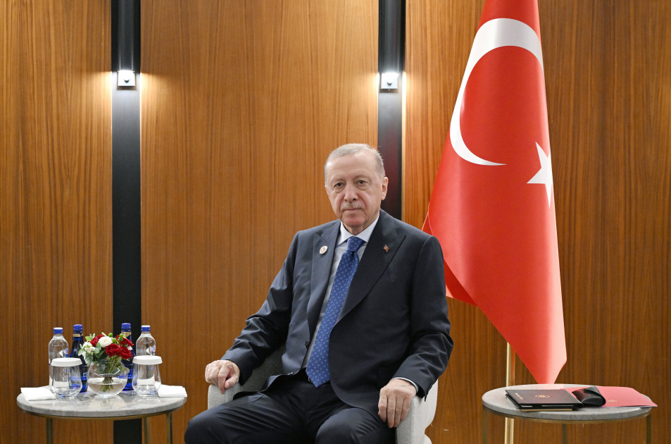Prezident İlham Əliyevin Bişkekdə Türkiyə Prezidenti Rəcəb Tayyib Ərdoğanla görüşü olub<font color='red'> - YENİLƏNİB</font><font color=red> - FOTOLAR</font>