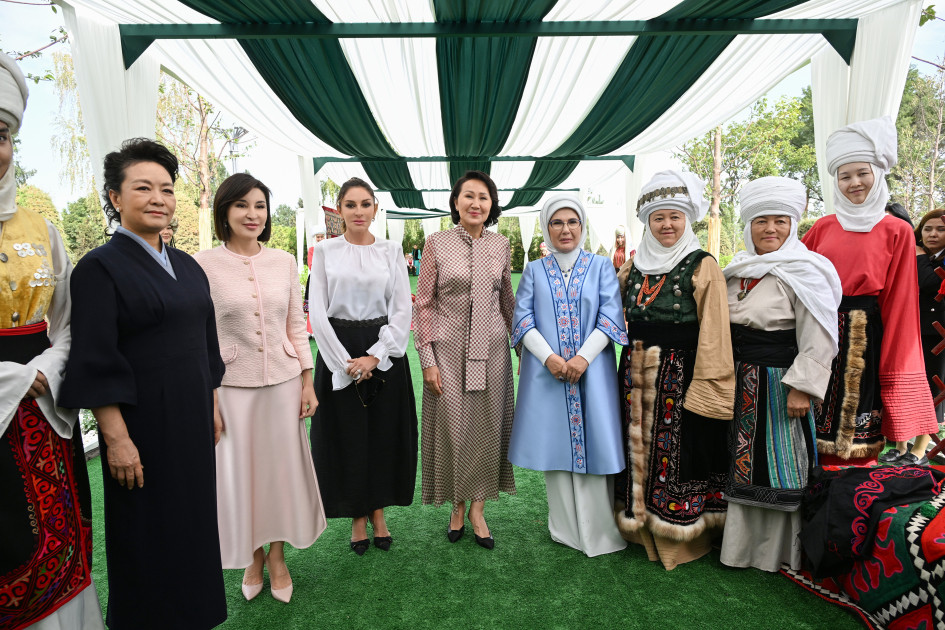 Birinci xanım Mehriban Əliyeva Bişkekdə dekorativ-tətbiqi sənət ustalarının əl işlərindən ibarət sərgi ilə tanış olub<font color=red> - FOTOLAR</font>