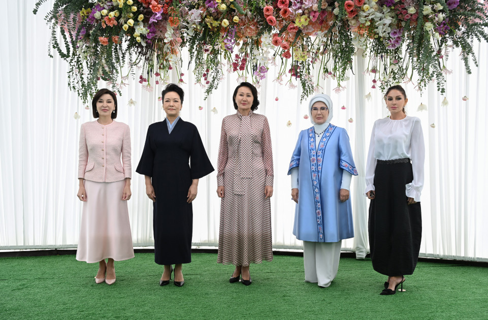 Birinci xanım Mehriban Əliyeva Bişkekdə dekorativ-tətbiqi sənət ustalarının əl işlərindən ibarət sərgi ilə tanış olub<font color=red> - FOTOLAR</font>