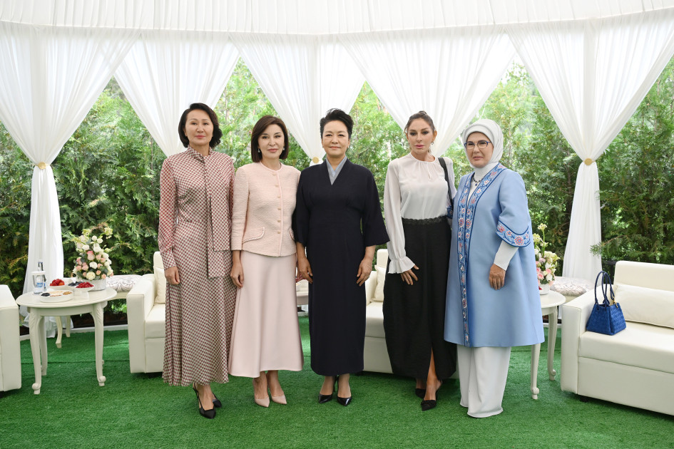 Birinci xanım Mehriban Əliyeva Bişkekdə dekorativ-tətbiqi sənət ustalarının əl işlərindən ibarət sərgi ilə tanış olub<font color=red> - FOTOLAR</font>