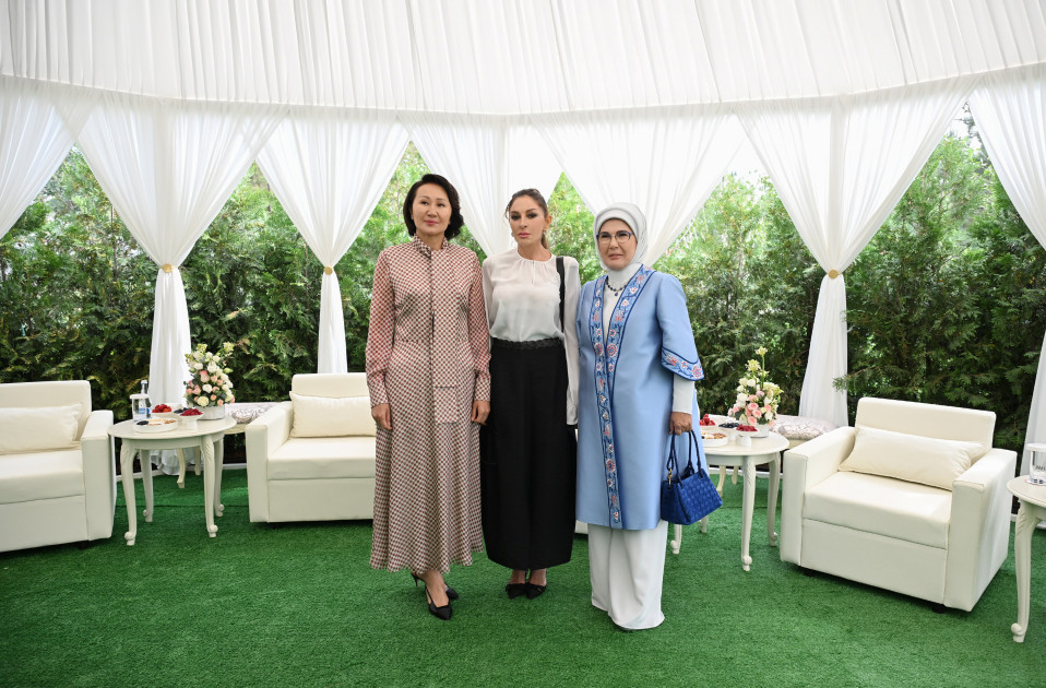 Birinci xanım Mehriban Əliyeva Bişkekdə dekorativ-tətbiqi sənət ustalarının əl işlərindən ibarət sərgi ilə tanış olub<font color=red> - FOTOLAR</font>