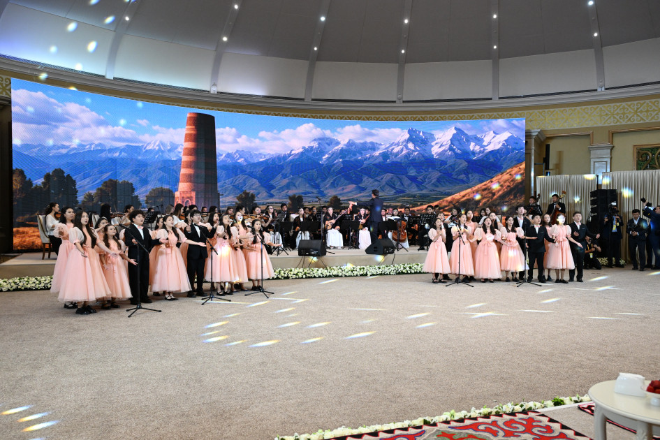 Birinci xanım Mehriban Əliyeva Bişkekdə dekorativ-tətbiqi sənət ustalarının əl işlərindən ibarət sərgi ilə tanış olub<font color=red> - FOTOLAR</font>