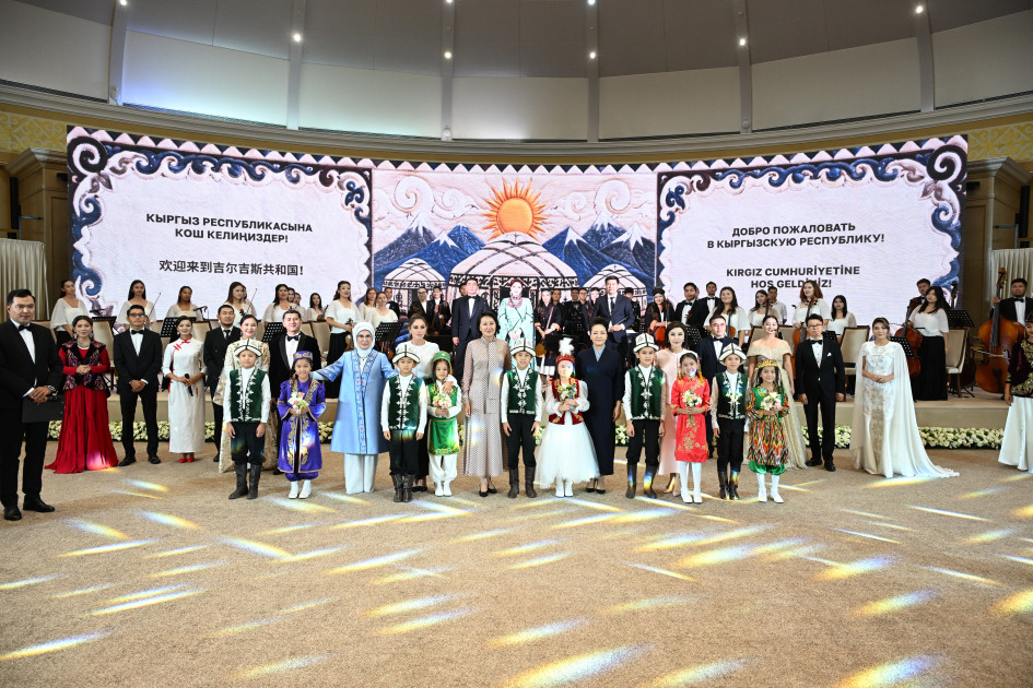 Birinci xanım Mehriban Əliyeva Bişkekdə dekorativ-tətbiqi sənət ustalarının əl işlərindən ibarət sərgi ilə tanış olub<font color=red> - FOTOLAR</font>