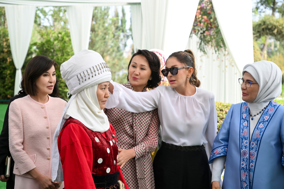 Birinci xanım Mehriban Əliyeva Bişkekdə dekorativ-tətbiqi sənət ustalarının əl işlərindən ibarət sərgi ilə tanış olub<font color=red> - FOTOLAR</font>
