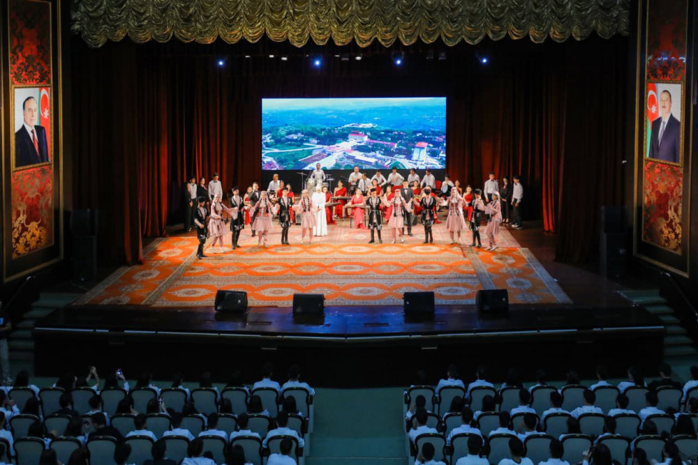 Naxçıvanda qəbul imtahanlarında yüksək nəticə göstərmiş məzunlarla görüş keçirilib<font color=red> - FOTOLAR</font>