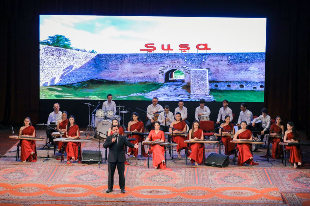 Naxçıvanda qəbul imtahanlarında yüksək nəticə göstərmiş məzunlarla görüş keçirilib<font color=red> - FOTOLAR</font>