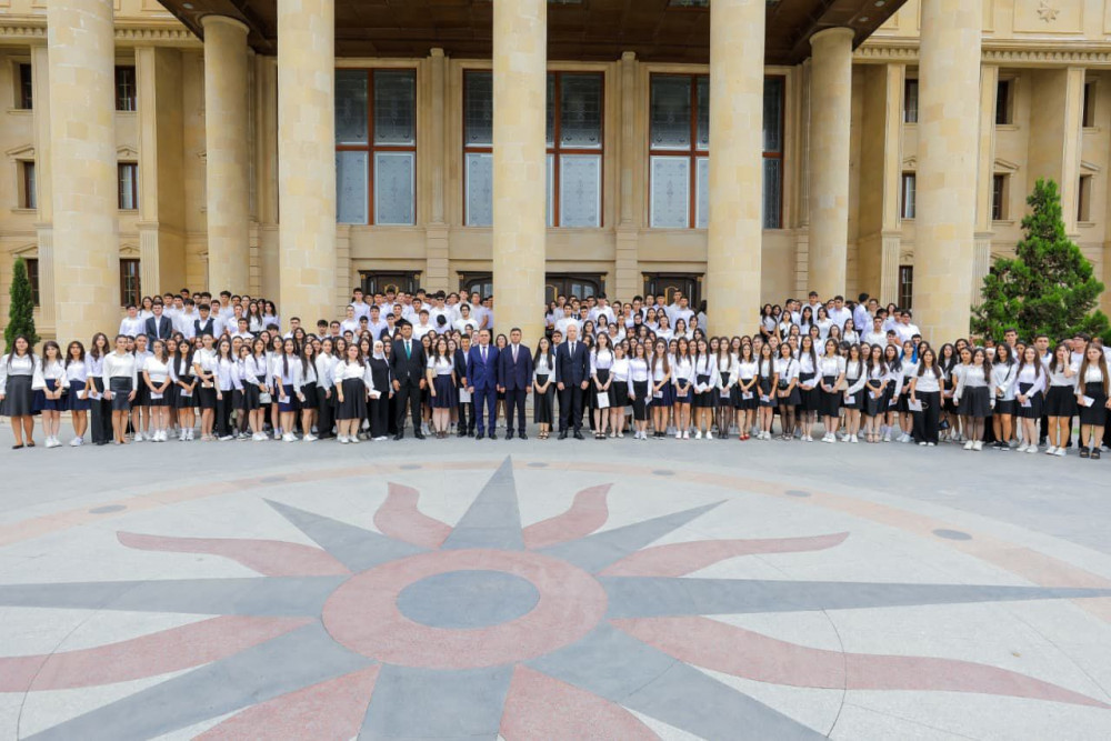 Naxçıvanda qəbul imtahanlarında yüksək nəticə göstərmiş məzunlarla görüş keçirilib<font color=red> - FOTOLAR</font>