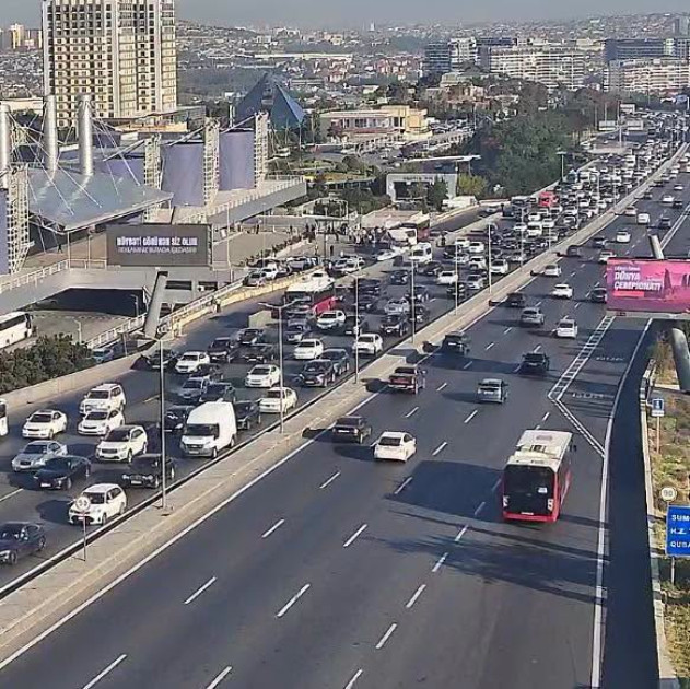 Bakının bir sıra yollarında nəqliyyatın hərəkətində sıxlıq yaranıb<font color=red> - FOTOLAR</font>