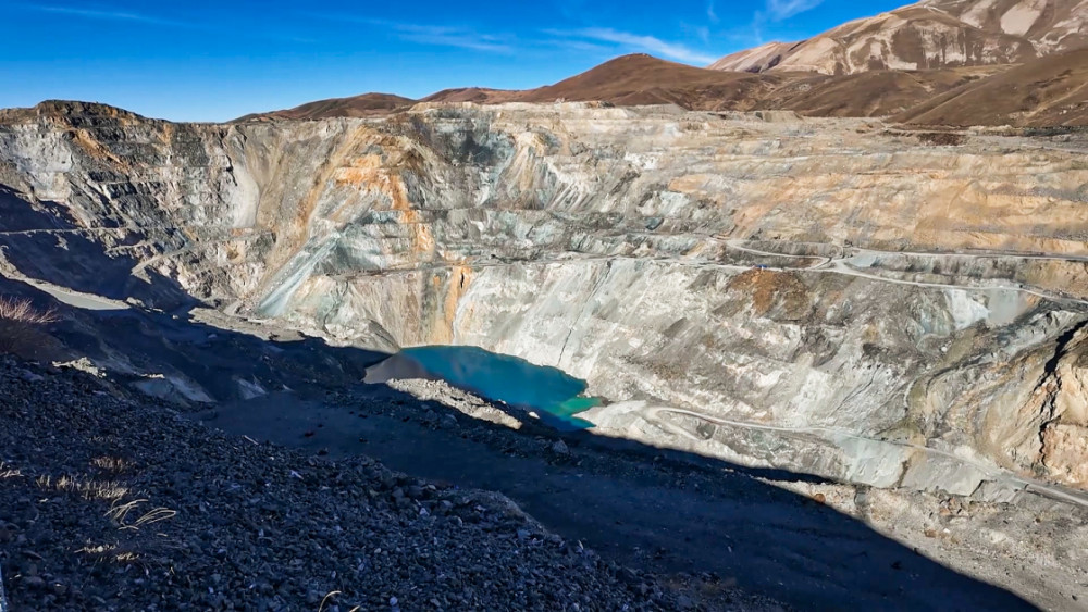 “AzerGold” “Söyüdlü” qızıl yatağında ilk qazma-partlayış əməliyyatını həyata keçirib<font color=red> - FOTOLAR</font>