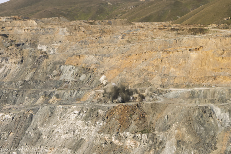 “AzerGold” “Söyüdlü” qızıl yatağında ilk qazma-partlayış əməliyyatını həyata keçirib<font color=red> - FOTOLAR</font>