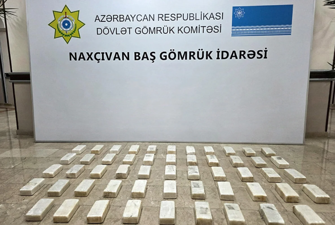 Gömrükçülər "bitum" yükündə 45 kiloqramdan çox metamfetamin aşkarlayıb<font color=red> - FOTOLAR</font>