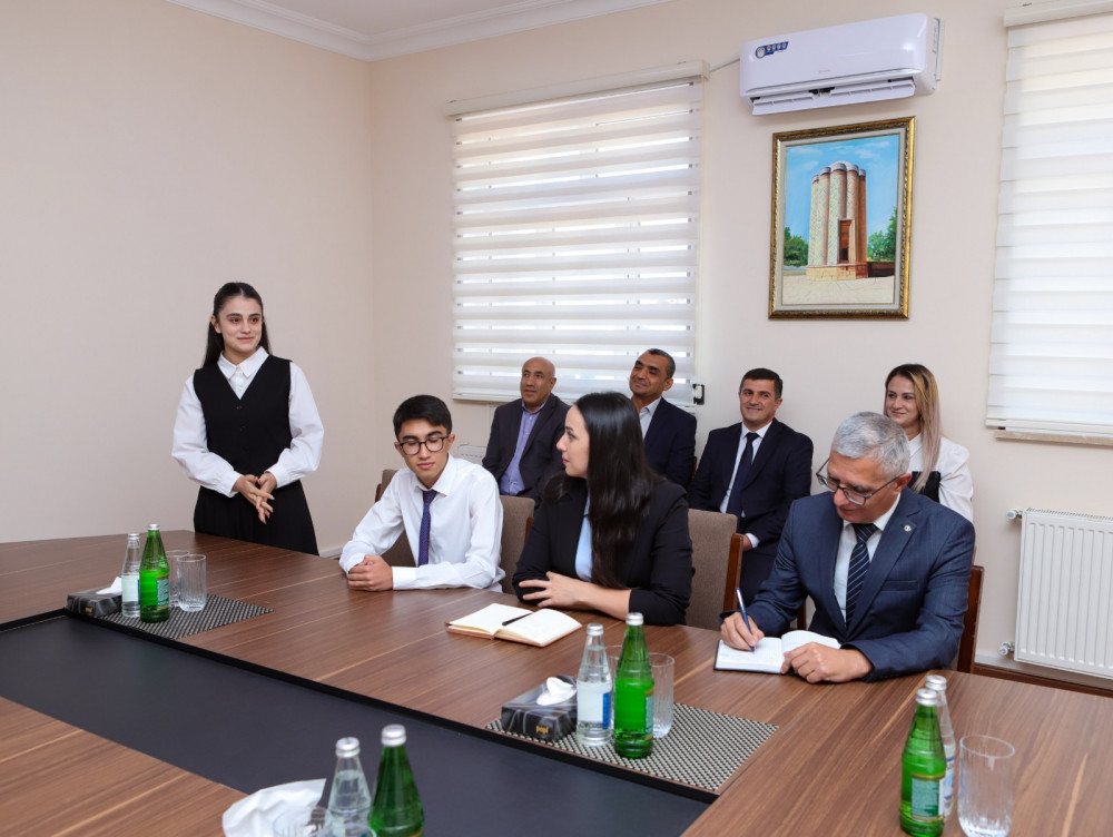 Naxçıvanda qızıl və gümüş nişanla təltif olunan məzunlarla görüş keçirilib<font color=red> - FOTOLAR</font>