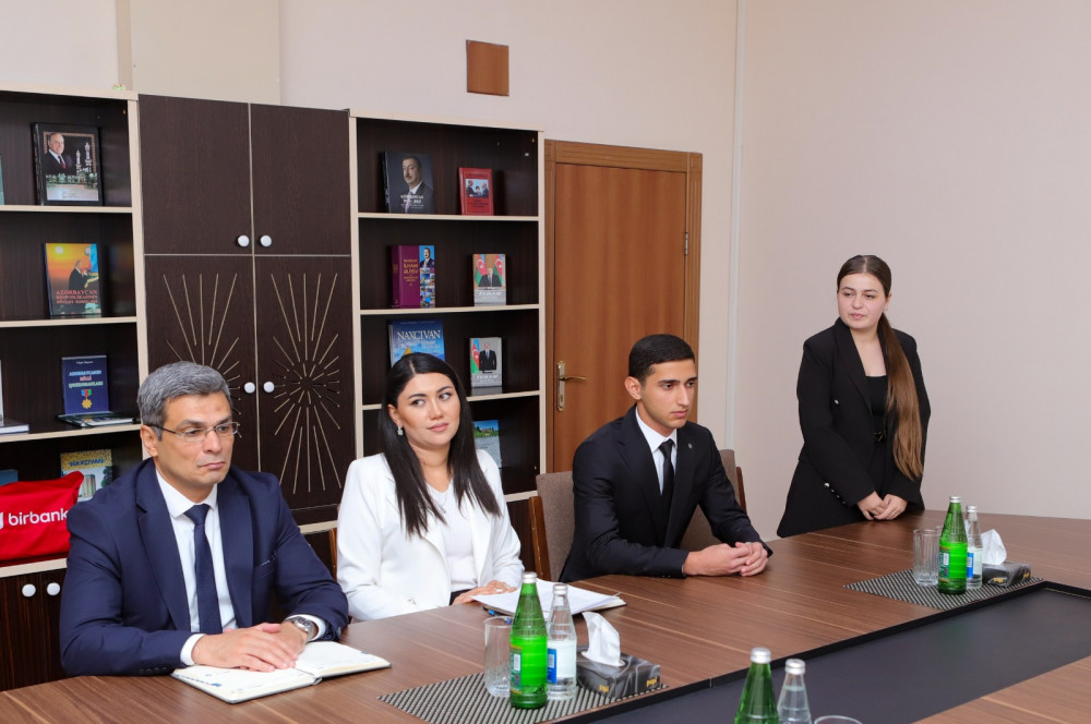 Naxçıvanda qızıl və gümüş nişanla təltif olunan məzunlarla görüş keçirilib<font color=red> - FOTOLAR</font>