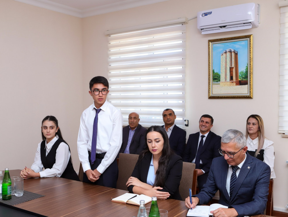Naxçıvanda qızıl və gümüş nişanla təltif olunan məzunlarla görüş keçirilib<font color=red> - FOTOLAR</font>