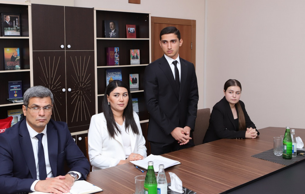 Naxçıvanda qızıl və gümüş nişanla təltif olunan məzunlarla görüş keçirilib<font color=red> - FOTOLAR</font>