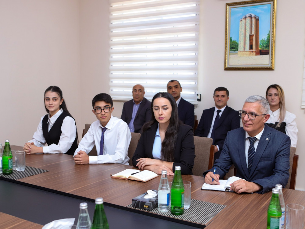 Naxçıvanda qızıl və gümüş nişanla təltif olunan məzunlarla görüş keçirilib<font color=red> - FOTOLAR</font>