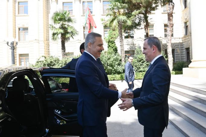 Ceyhun Bayramov türkiyəli həmkarı Hakan Fidanı qarşılayıb<font color=red> - FOTOLAR</font>