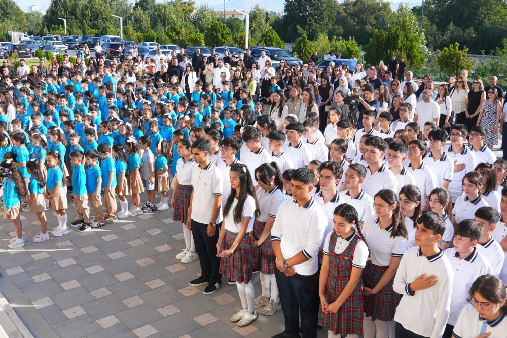 NDU-nun Beynəlxalq Məktəbində yeni tədris ilinin ilk zəngi çalınıb<font color=red> - FOTOLAR</font>