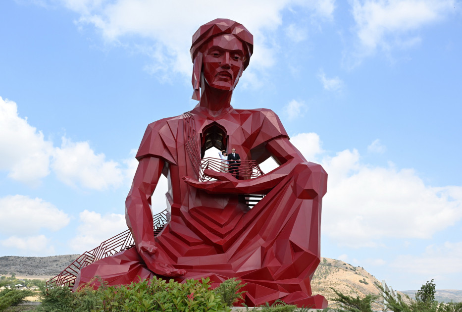 Prezident İlham Əliyev Şamaxıda “Nəsimi Bağları” kompleksi ilə tanış olub<font color=red> - FOTOLAR</font>