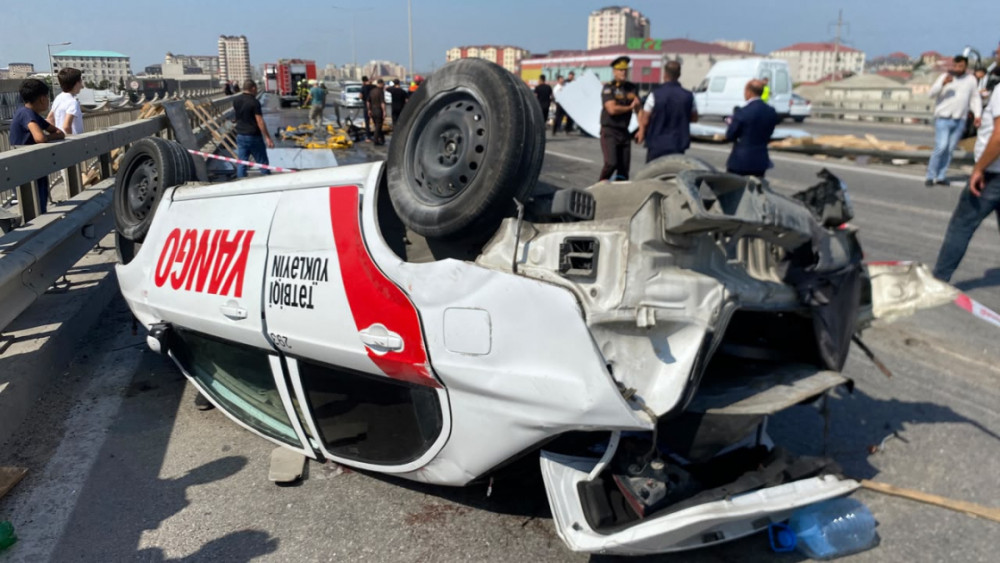 Bakı–Quba yolunda yük maşını minik avtomobilinin üzərinə aşıb, bir nəfər ölüb<font color=red> - FOTOLAR</font>
