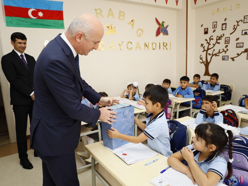 Təhsil naziri şəhid övladı ilə görüşüb<font color=red> - FOTOLAR</font>
