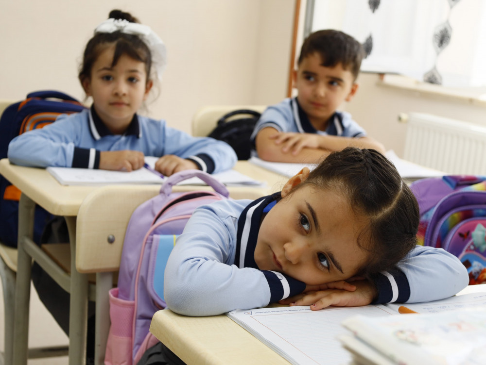 Təhsil naziri şəhid övladı ilə görüşüb<font color=red> - FOTOLAR</font>