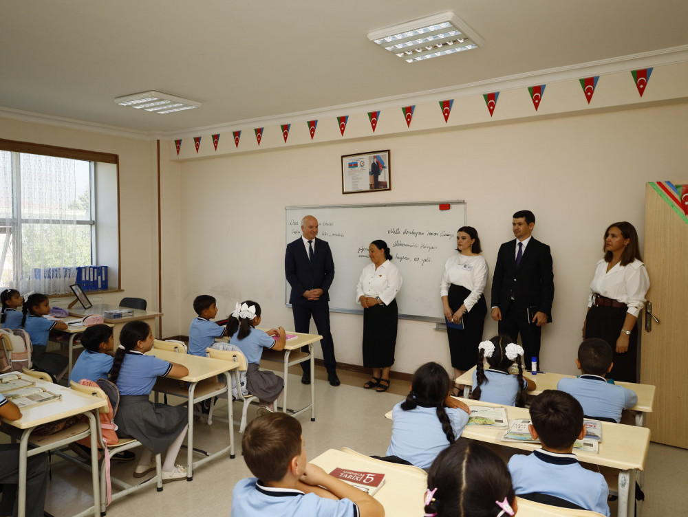 Təhsil naziri şəhid övladı ilə görüşüb<font color=red> - FOTOLAR</font>