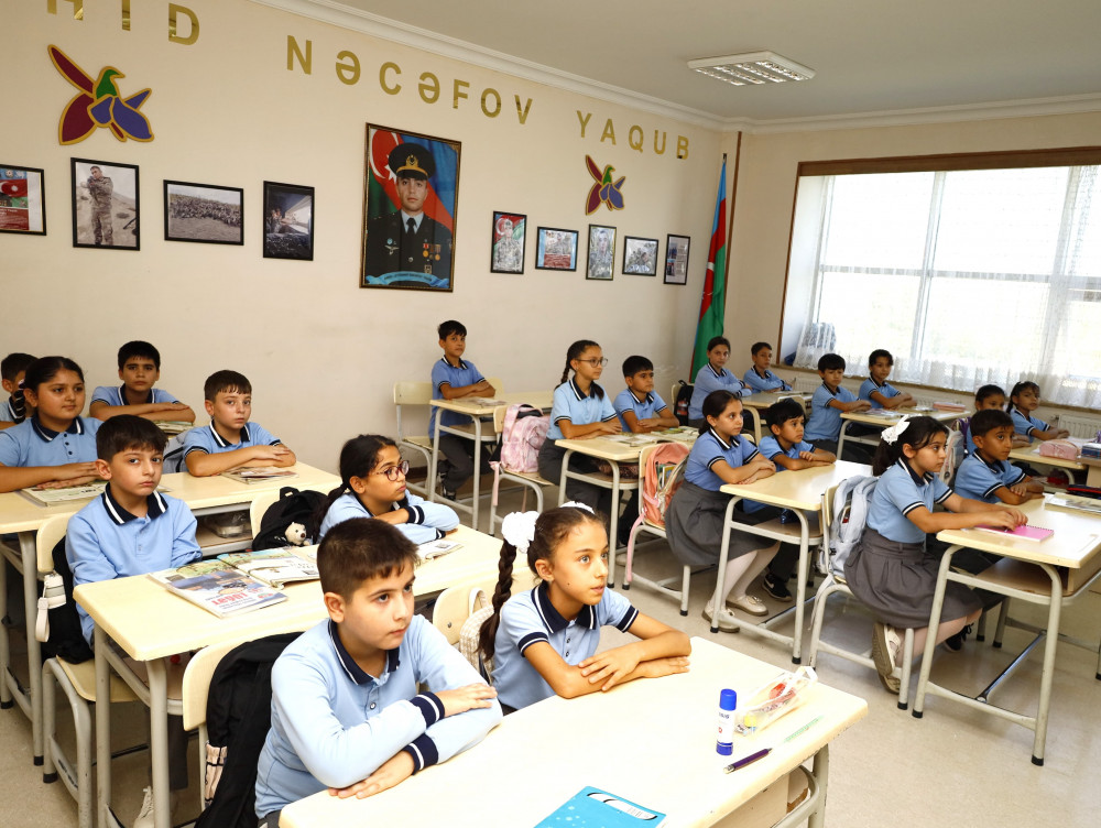 Təhsil naziri şəhid övladı ilə görüşüb<font color=red> - FOTOLAR</font>