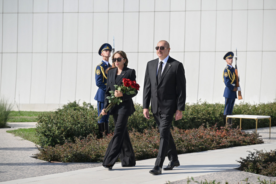 Prezident İlham Əliyev Anım Günü ilə əlaqədar Bakıdakı Zəfər parkında olub<font color=red> - FOTOLAR</font>