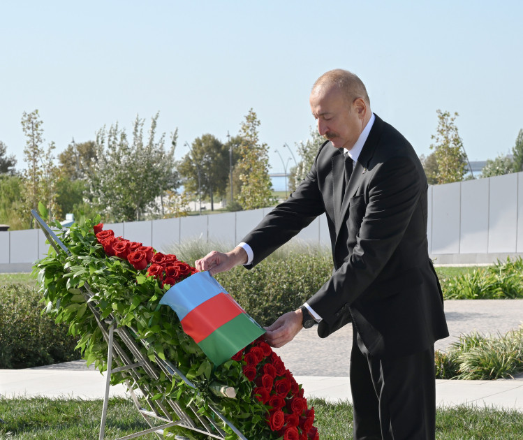 Prezident İlham Əliyev Anım Günü ilə əlaqədar Bakıdakı Zəfər parkında olub<font color=red> - FOTOLAR</font>
