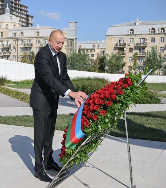 Prezident İlham Əliyev Anım Günü ilə əlaqədar Bakıdakı Zəfər parkında olub<font color=red> - FOTOLAR</font>