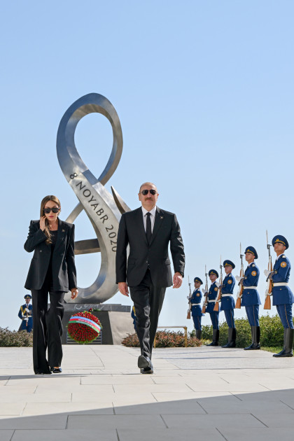 Prezident İlham Əliyev Anım Günü ilə əlaqədar Bakıdakı Zəfər parkında olub<font color=red> - FOTOLAR</font>