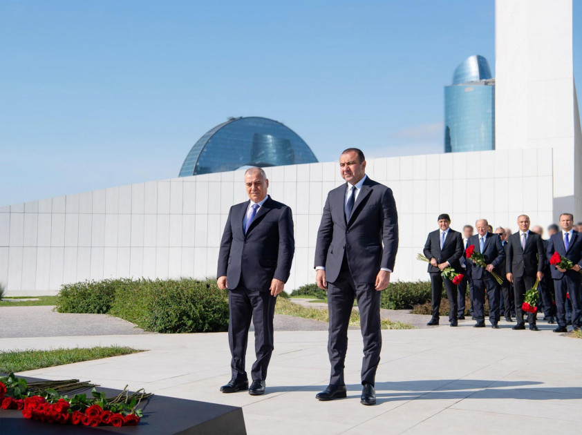 Dövlət Təhlükəsizliyi Xidmətinin və Xarici Kəşfiyyat Xidmətinin rəhbərləri Zəfər parkını ziyarət ediblər<font color=red> - FOTOLAR</font>
