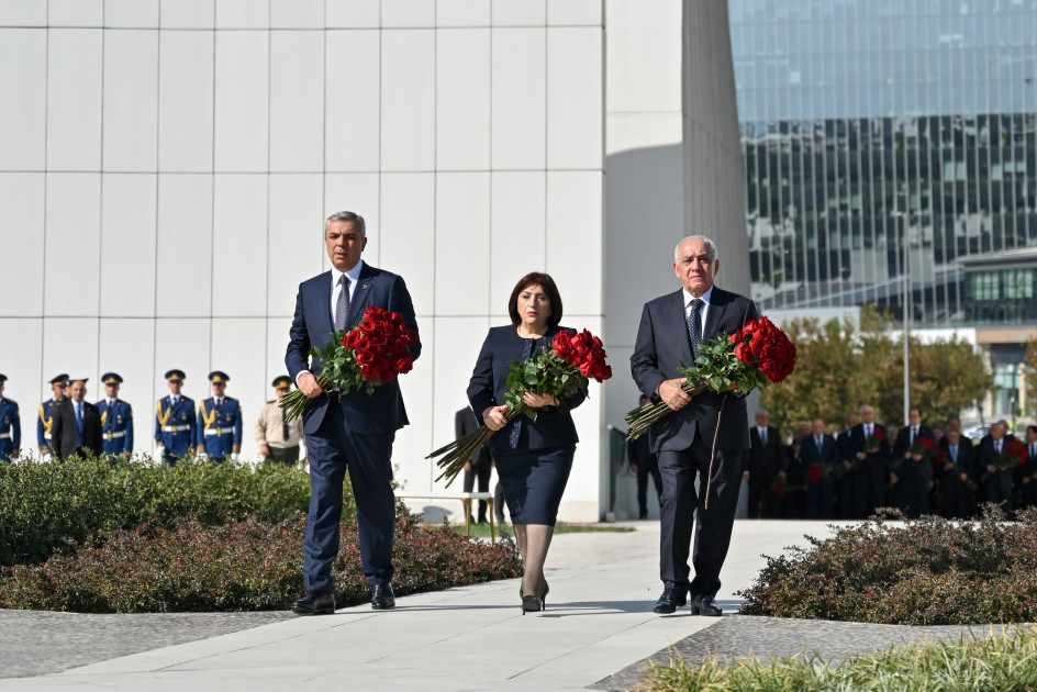 Dövlət və hökumət rəsmiləri Bakıda Zəfər parkında olublar<font color=red> - FOTOLAR</font>