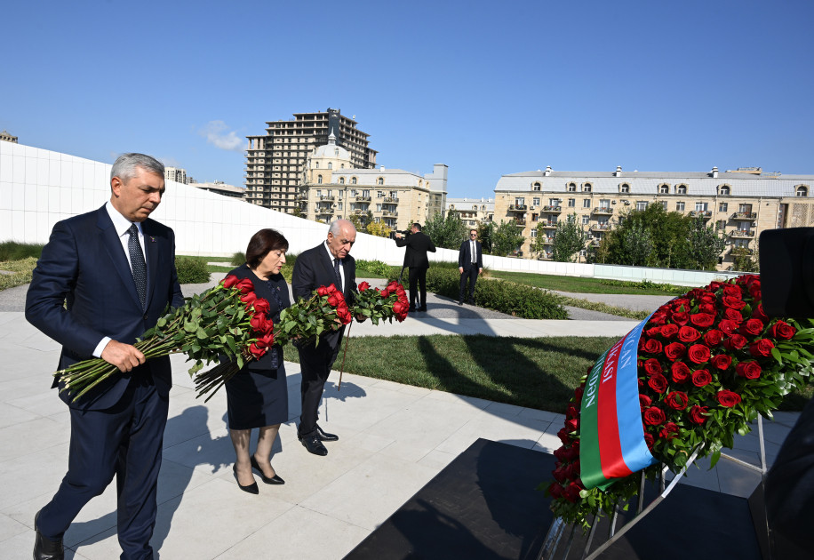 Dövlət və hökumət rəsmiləri Bakıda Zəfər parkında olublar<font color=red> - FOTOLAR</font>