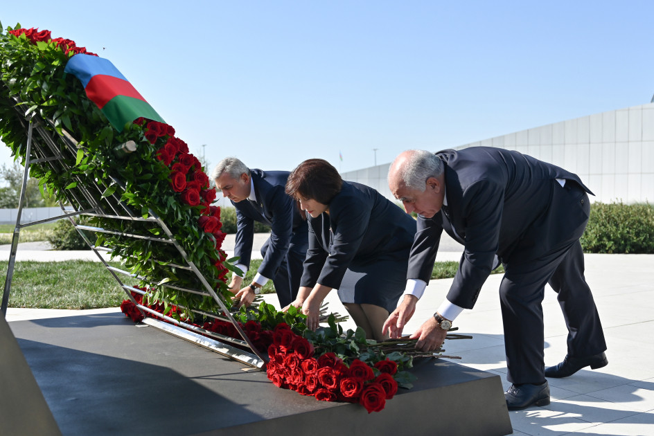 Dövlət və hökumət rəsmiləri Bakıda Zəfər parkında olublar<font color=red> - FOTOLAR</font>