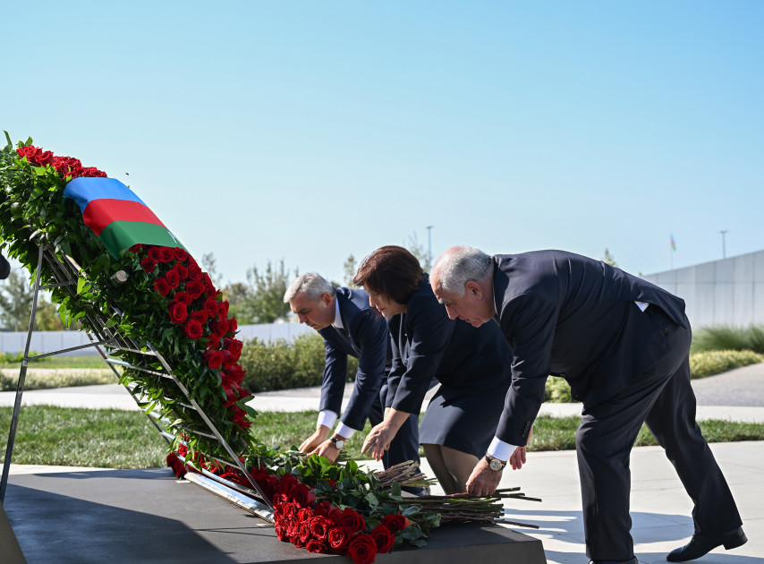 Dövlət və hökumət rəsmiləri Bakıda Zəfər parkında olublar<font color=red> - FOTOLAR</font>