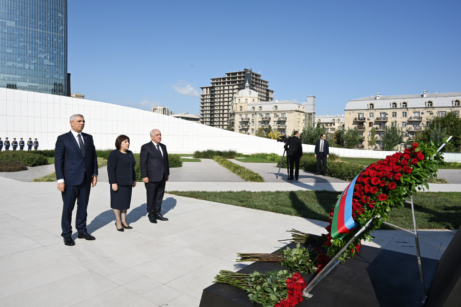 Dövlət və hökumət rəsmiləri Bakıda Zəfər parkında olublar<font color=red> - FOTOLAR</font>