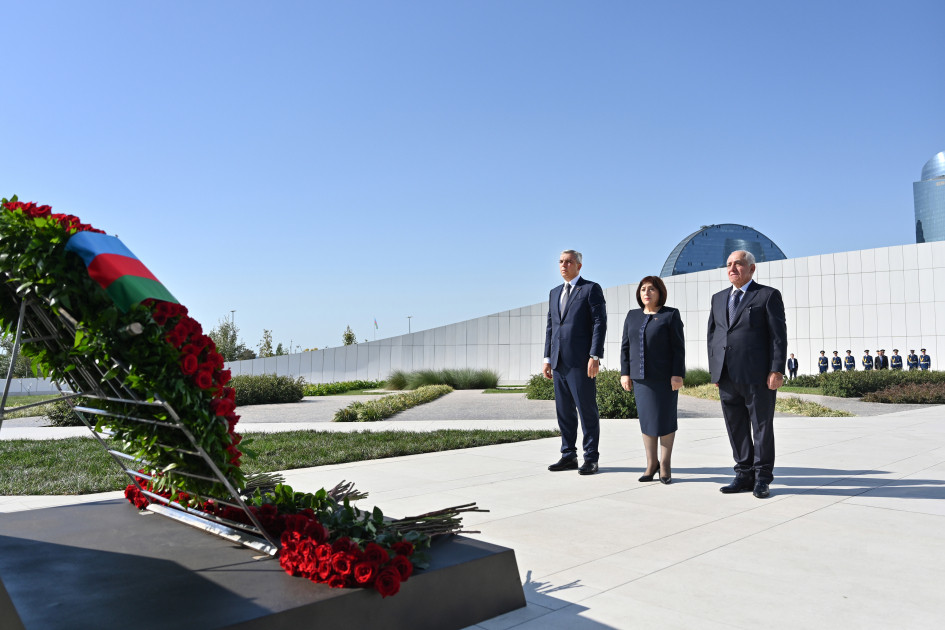 Dövlət və hökumət rəsmiləri Bakıda Zəfər parkında olublar<font color=red> - FOTOLAR</font>