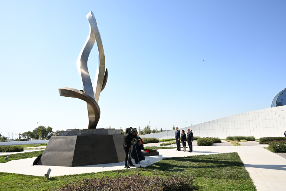 Dövlət və hökumət rəsmiləri Bakıda Zəfər parkında olublar<font color=red> - FOTOLAR</font>