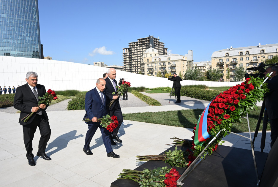 Dövlət və hökumət rəsmiləri Bakıda Zəfər parkında olublar<font color=red> - FOTOLAR</font>