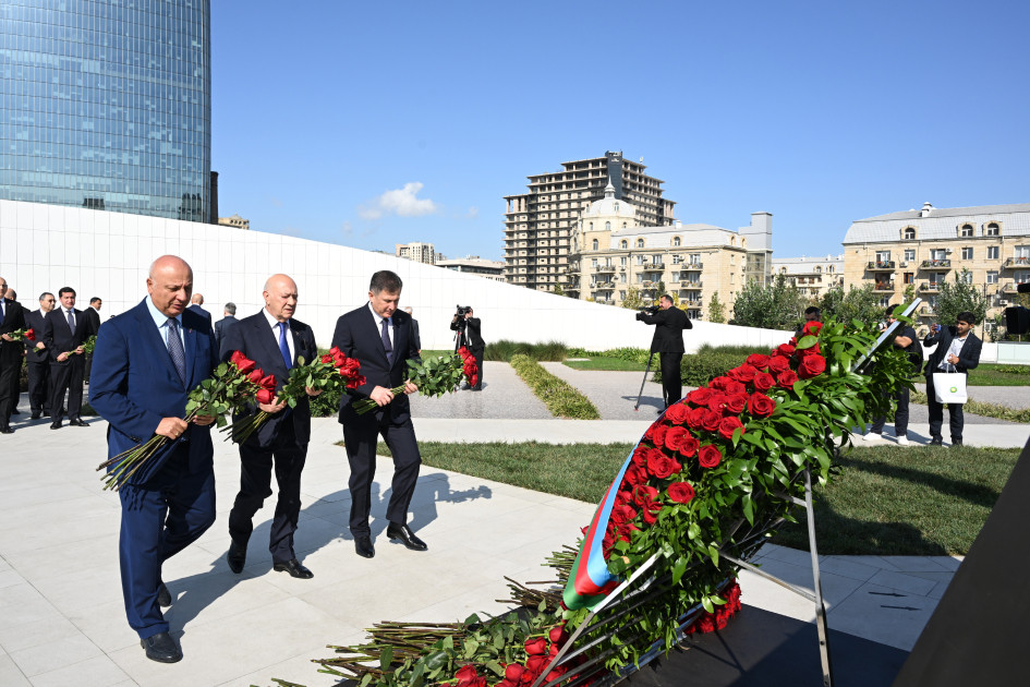 Dövlət və hökumət rəsmiləri Bakıda Zəfər parkında olublar<font color=red> - FOTOLAR</font>