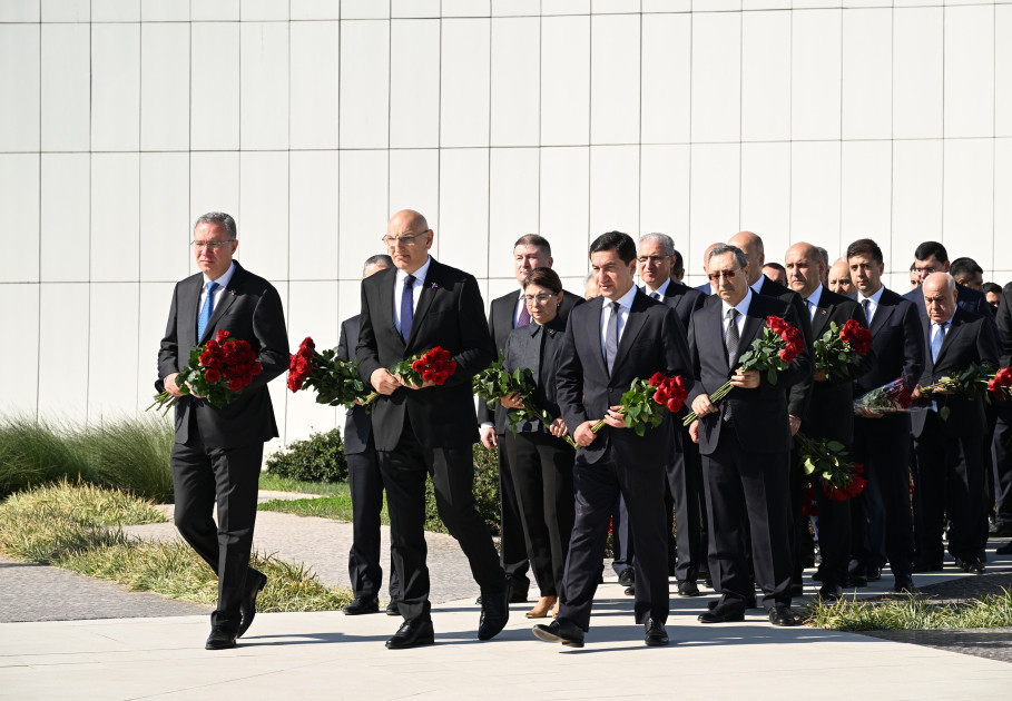 Dövlət və hökumət rəsmiləri Bakıda Zəfər parkında olublar<font color=red> - FOTOLAR</font>