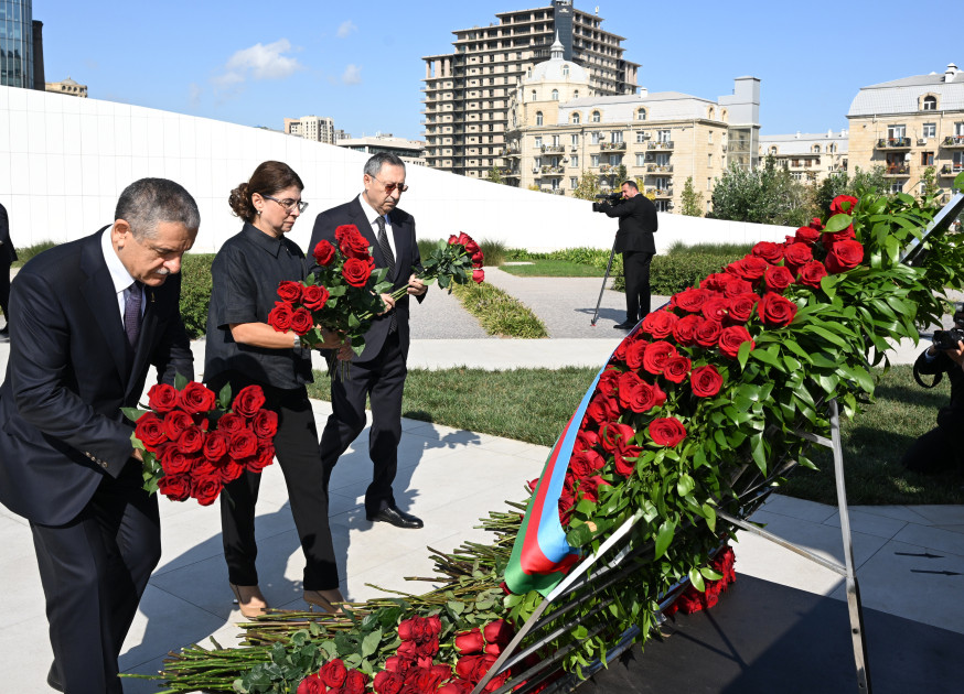 Dövlət və hökumət rəsmiləri Bakıda Zəfər parkında olublar<font color=red> - FOTOLAR</font>