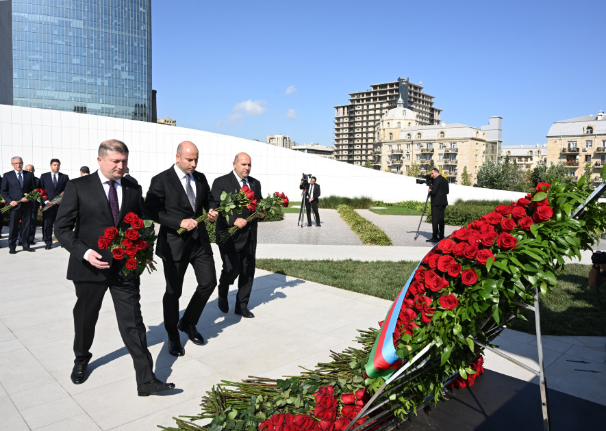 Dövlət və hökumət rəsmiləri Bakıda Zəfər parkında olublar<font color=red> - FOTOLAR</font>