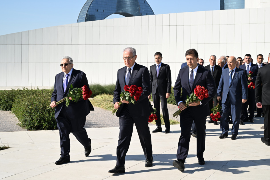 Dövlət və hökumət rəsmiləri Bakıda Zəfər parkında olublar<font color=red> - FOTOLAR</font>
