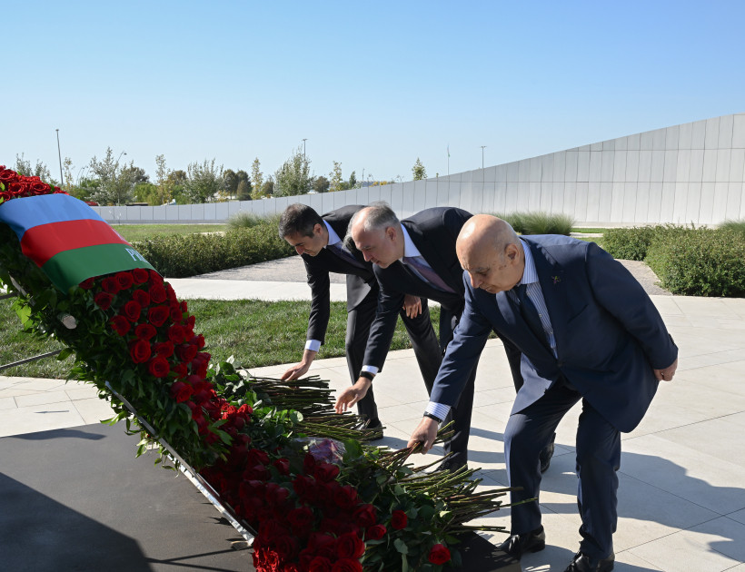 Dövlət və hökumət rəsmiləri Bakıda Zəfər parkında olublar<font color=red> - FOTOLAR</font>