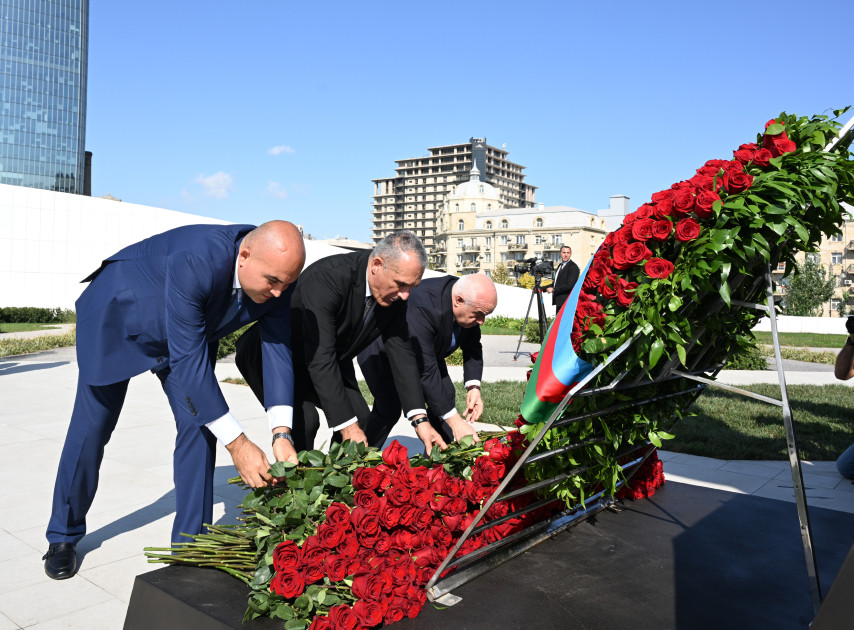 Dövlət və hökumət rəsmiləri Bakıda Zəfər parkında olublar<font color=red> - FOTOLAR</font>