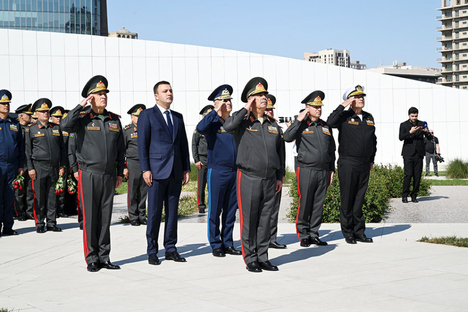 Müdafiə Nazirliyinin rəhbərliyi Şəhidlər xiyabanlarını və Zəfər parkını ziyarət edib<font color=red> - FOTOLAR</font>