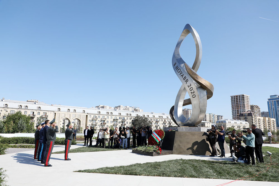 Müdafiə Nazirliyinin rəhbərliyi Şəhidlər xiyabanlarını və Zəfər parkını ziyarət edib<font color=red> - FOTOLAR</font>
